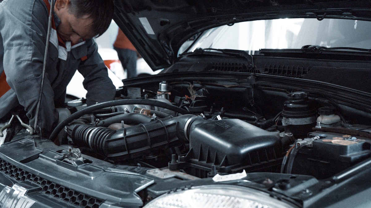 Mechaniker prüft den Motorraum eines Gebrauchtwagens