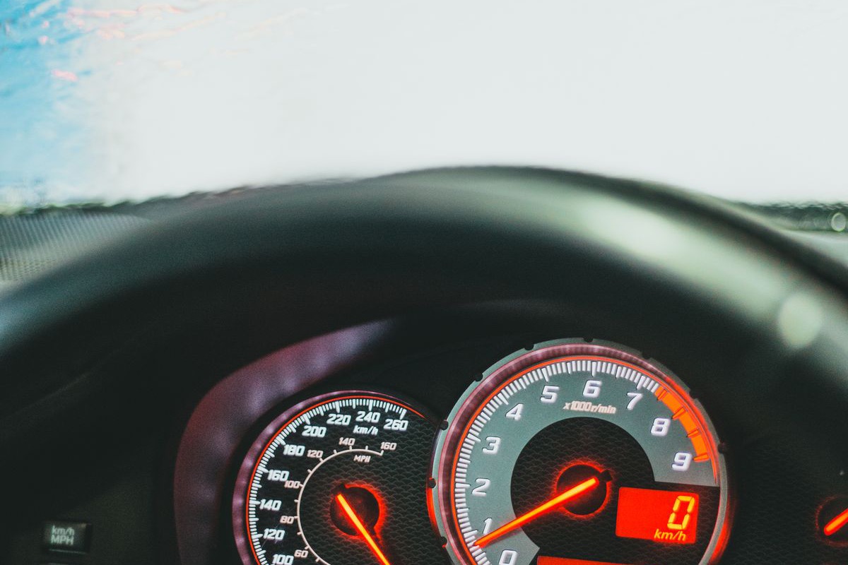 Tachometer und Kilometerzähler eines Autos in Nahaufnahme